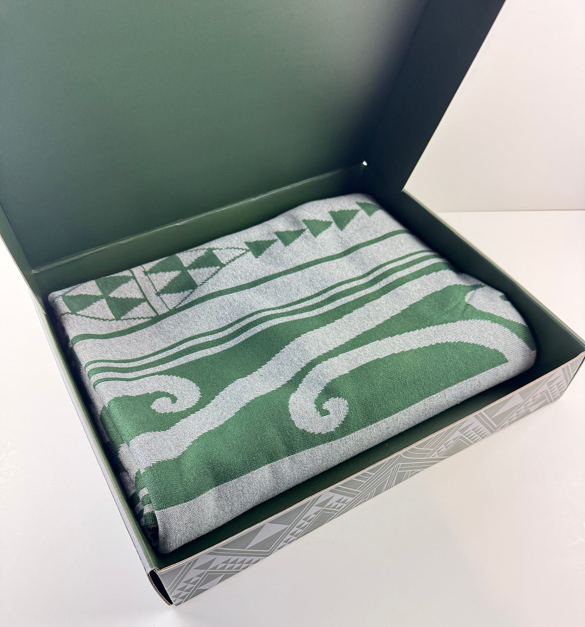 Maori Blanket Paraikete - Green and Grey Kotahitanga Throw
