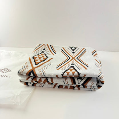 Cosy and Soft Māori Blanket in White Brown and Black Niho Pattern - ShopNZ